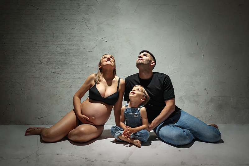 Mujer embarazada con familia