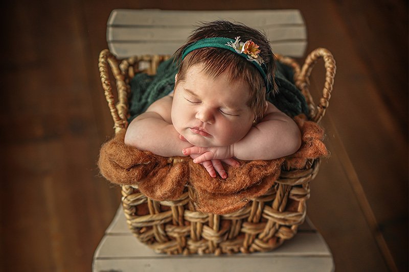 Bebe durmiendo dentro de cesta