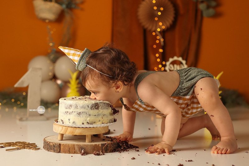 Bebé comiendo torta de cumpleaños