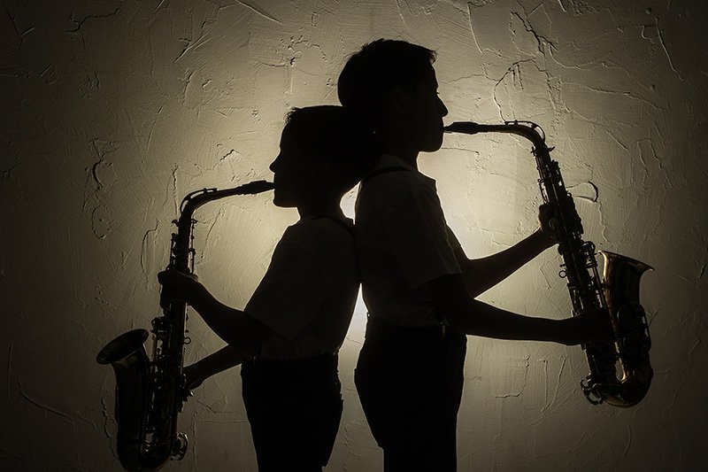 Sombra de niños con saxofón